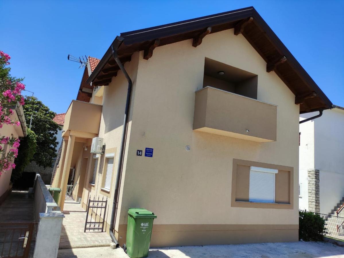 Apartmani Vuckovic Vodice Esterno foto
