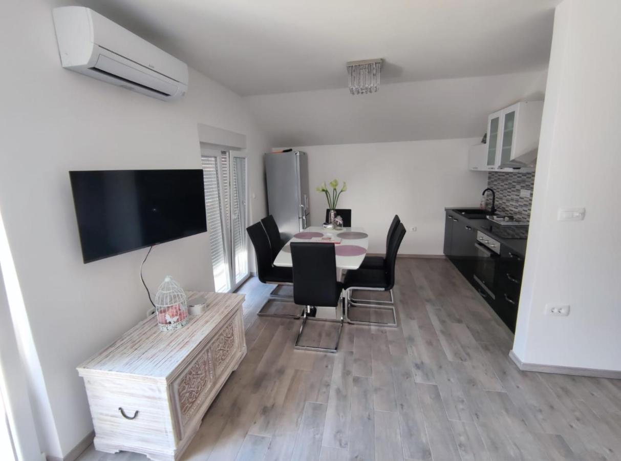 Apartmani Vuckovic Vodice Esterno foto