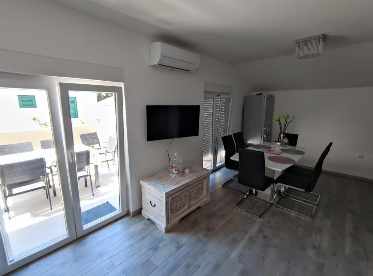 Apartmani Vuckovic Vodice Esterno foto